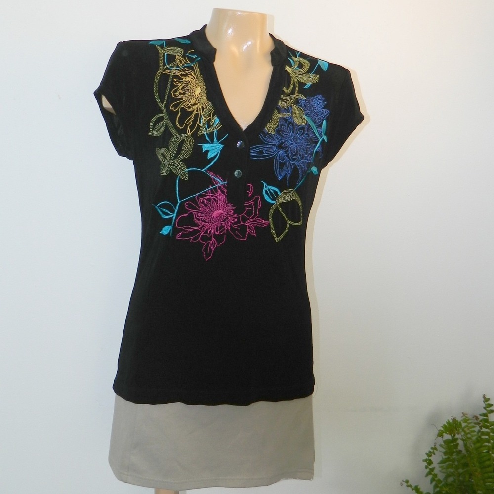Chico's Travelers Top Women Size 0 Black Floral Embroidered V-Neck Cap Sleeve